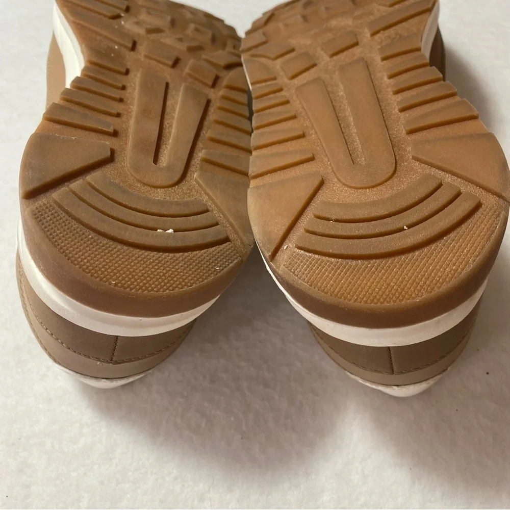 Cushionaire Sneakers Women’s 8 Cream Tan Brown Casual Comfort Lace‎ Up Shoe
